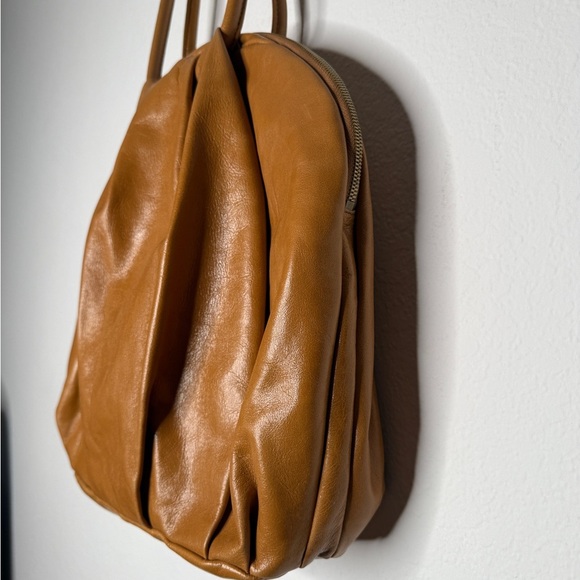 Hobo Divine Shoulder Bag Tan Adjustable Strap Soft Leather - Picture 5 of 9